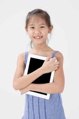 Mutlu Asyalı çocuk gösteren tablet bilgisayar