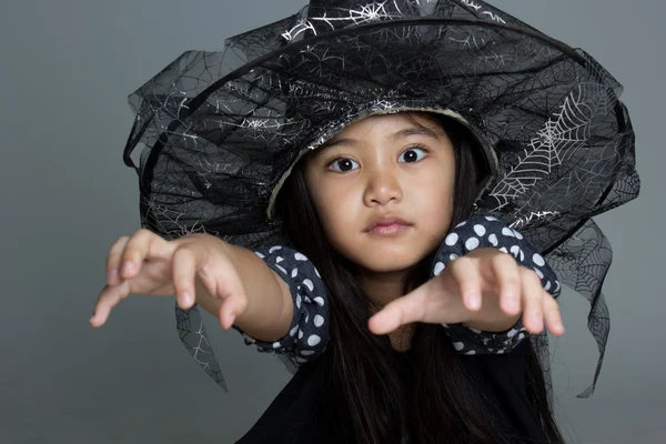 Asyalı kız cadı şapka — Stok fotoğraf