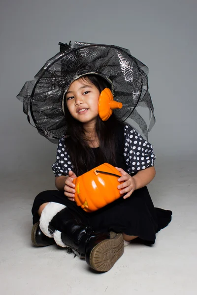 Asiatique fille en costume de sorcière — Photo