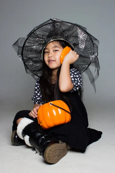 Azjatyckie dziewczyny w kostium czarownicy — Zdjęcie stockowe