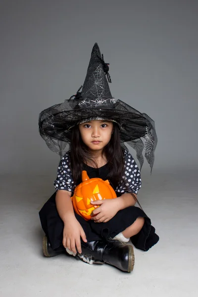 Asyalı kız cadı kostüm — Stok fotoğraf