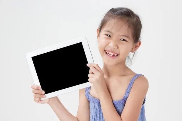 Mutlu Asyalı çocuk gösteren tablet bilgisayar