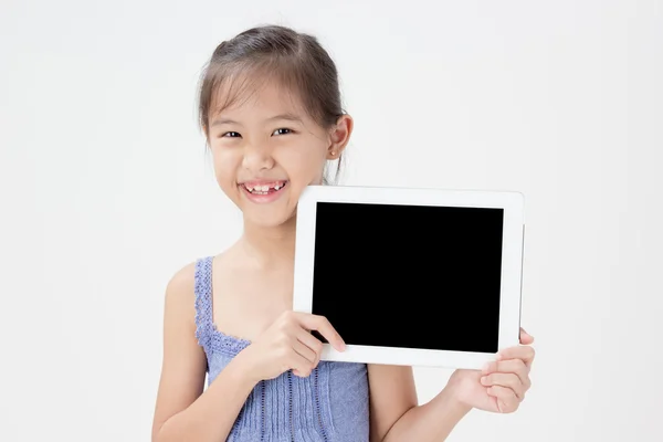 Счастливый азиатский ребенок показывает планшетный компьютер — стоковое фото