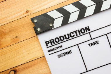 Ahşap masa üzerinde film kayrak film