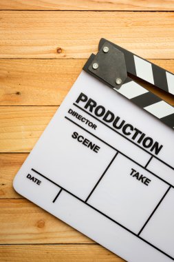 Ahşap masa üzerinde film kayrak film