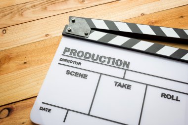 Ahşap masa üzerinde film kayrak film