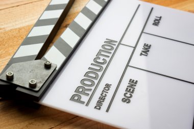 Ahşap masa üzerinde film kayrak film