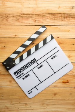 Ahşap masa üzerinde film kayrak film