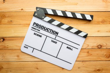 Ahşap masa üzerinde film kayrak film