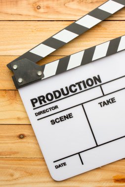 Ahşap masa üzerinde film kayrak film