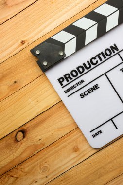 Ahşap masa üzerinde film kayrak film