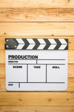 Ahşap masa üzerinde film kayrak film