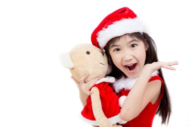 İzole arka plan üzerinde kırmızı Santa şapkalı küçük Asya kız portresi