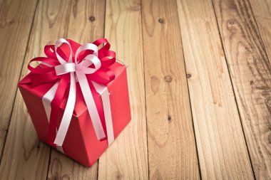 Eski ahşap arka planda eski bir hediye kutusu