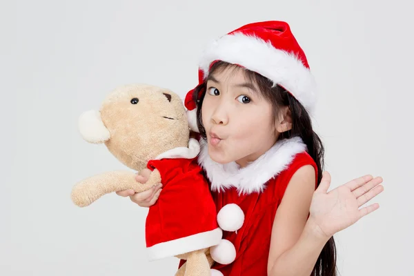 Retrato de pouco ásia menina no vermelho santa chapéu no isolado fundo — Fotografia de Stock