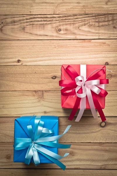 Vintage gift box on old wooden background — Stock Photo, Image