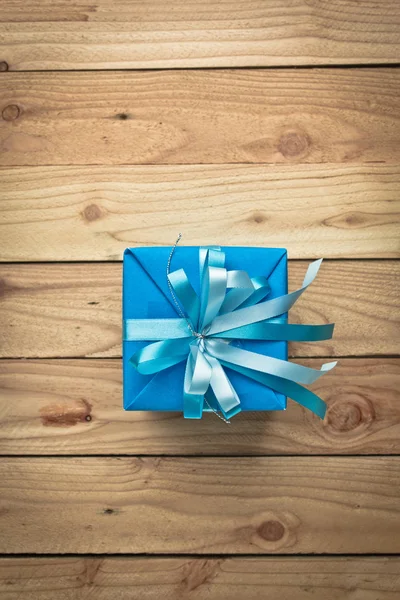 Vintage gift box on old wooden background — Stock Photo, Image