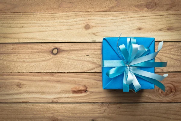 Vintage gift box on old wooden background — Stock Photo, Image