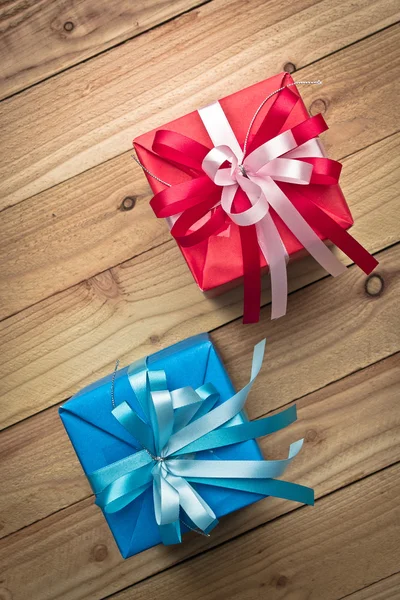 Vintage gift box on old wooden background — Stock Photo, Image