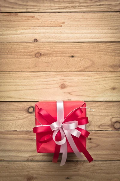 Vintage gift box on old wooden background — Stock Photo, Image