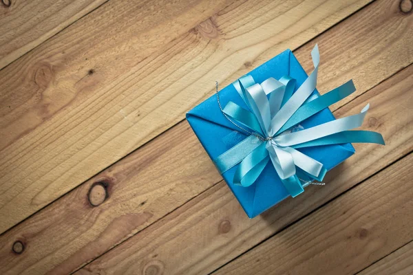 Vintage gift box on old wooden background — Stock Photo, Image