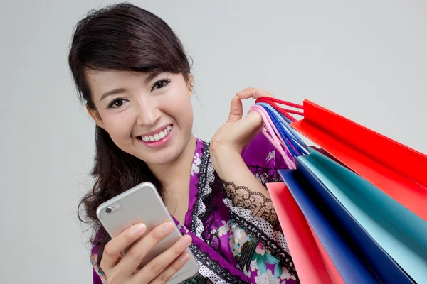 Asiática mulher de compras com telefone — Fotografia de Stock