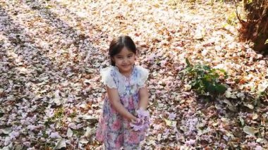 Mutlu Asyalı kız çiçek atar