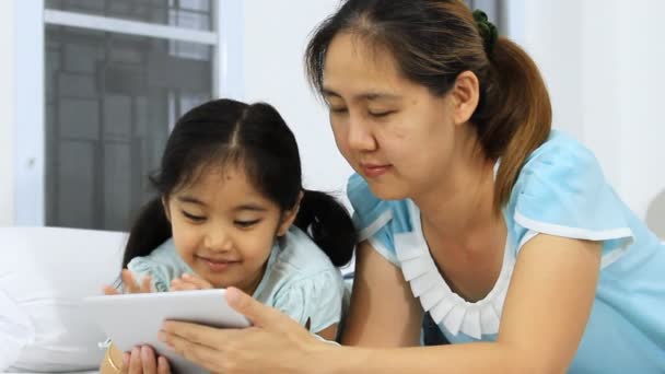 Asiatische Mutter und Tochter mit Tablet — Stockvideo