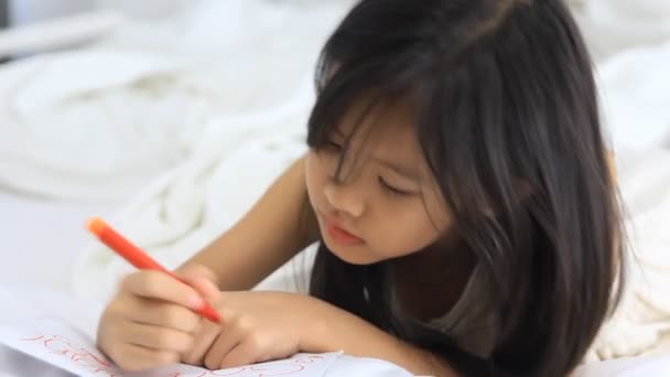 Asiatico ragazza disegno su il letto — Video Stock