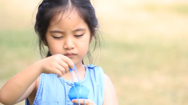 Menina asiática fazendo bolhas — Vídeo de Stock