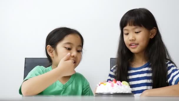 Meninas asiáticas se divertindo com creme — Vídeo de Stock