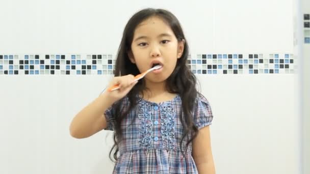 Ασιατικές παιδί βούρτσισμα των δοντιών — Αρχείο Βίντεο