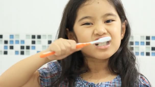 Asian child brushing her teeth — Stock Video