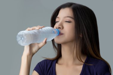 İçme suyu ile Asyalı kadın