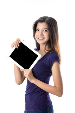 Asyalı kız holding dijital tablet