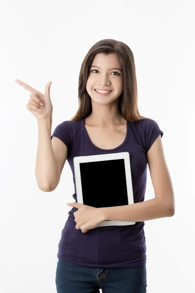 Asyalı kız holding dijital tablet — Stok fotoğraf