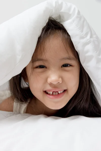 Маленький азиатский ребенок лежит на кровати — стоковое фото
