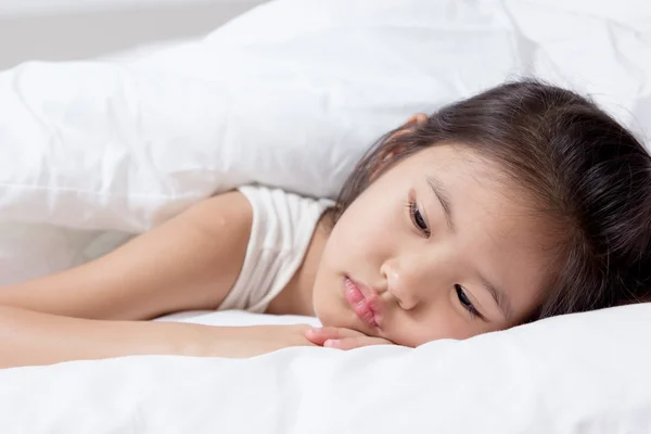 Małe dziecko azjatyckie r. na łóżku — Zdjęcie stockowe