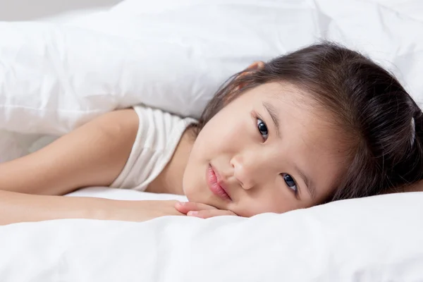 Λίγο Ασίας παιδί τοποθέτηση στο κρεβάτι — Φωτογραφία Αρχείου
