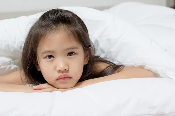 Kleines asiatisches Kind liegt auf dem Bett — Stockfoto
