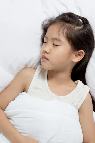 Pequeña chica asiática durmiendo en cama —  Fotos de Stock