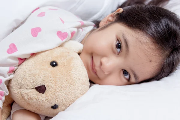 亚洲女孩睡在一起熊娃娃 — 图库照片