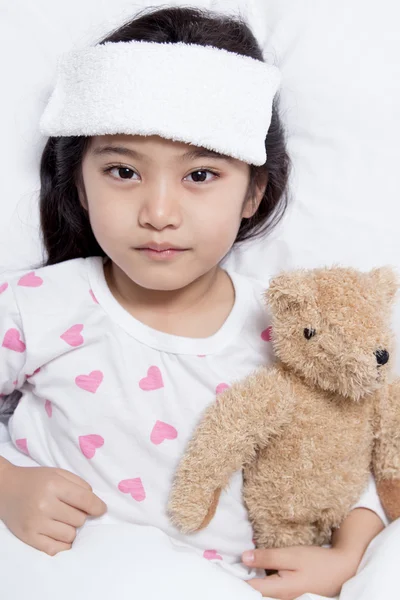 Pequeño niño asiático tiene fiebre —  Fotos de Stock