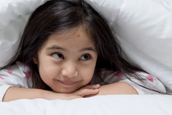 Schön asiatische Mädchen legen auf Bett — Stockfoto