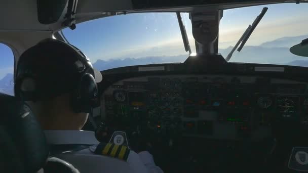男人飞行员飞机到珠穆朗玛峰 — 图库视频影像