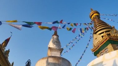 Swayambhunath Stupa mavi gökyüzü ile