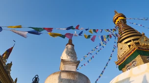 Die swayambhunath Stupa mit blauem Himmel — Stockvideo