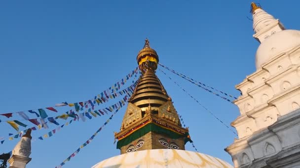 Die swayambhunath Stupa mit blauem Himmel — Stockvideo