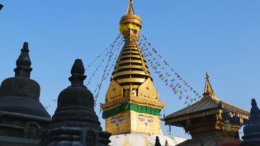 Swayambhunath Stupa mavi gökyüzü ile