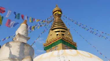 Swayambhunath Stupa mavi gökyüzü ile